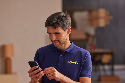 Somfy Expert dealer using a smart phone.